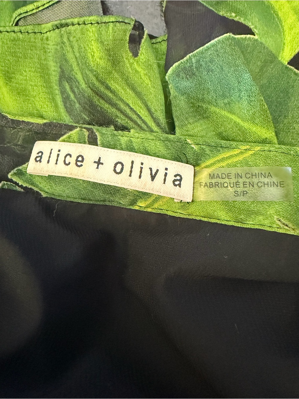 ALICE + OLIVIA Sheila Blouson Sleeve Henley Top Size Small - Picture 4 of 6